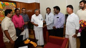  வயநாடு நிலச்சரிவு: பினராயி விஜயனிடம் தமிழகத்தின் SNJ குழுமம் ரூ.1 கோடி வழங்கியது! 