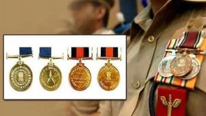 அசத்திய தமிழக காவல் அதிகாரிகள்.. 23 பேர் சுதந்திர தின ஜனாதிபதி பதக்கத்துக்கு தேர்வு.. முழு லிஸ்ட் 