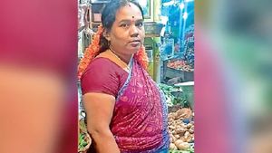  திருவள்ளூர் காய்கறி கடைக்குள் போன கள்ளக்காதலி.. பட்டப்பகலில் அக்கிரமம்.. கேமராவில் அப்பட்டமா பதிவு