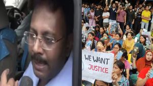கொல்கத்தா பயிற்சி மருத்துவர் கொடூர படுகொலை- தொடரும் மாணவர் போராட்டம்- மருந்து கொள்ளை பின்னணியா? 