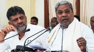 மனைவிக்கு 14 மனைகள்: சித்தராமையாவுக்கு எதிராக கீழ் நீதிமன்றம் நடவடிக்கை எடுக்க தடை- ஹைகோர்ட் 