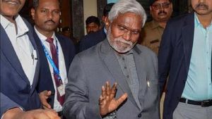 ஜார்க்கண்ட் அரசியல் சலசலப்பு.. பாஜகவின் முதல்வர் முகமாக மாறுகிறாரா சம்பாய் சோரன்? 