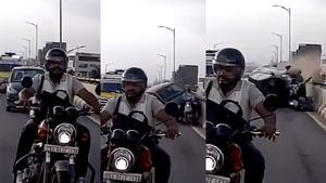 எலக்ட்ரானிக் சிட்டி பாலத்தில் பைக்கால் வினை! கார், பைக் மீது ஆம்புலன்ஸ் மோதல்! யூலு டூவீலருக்கு தடை?