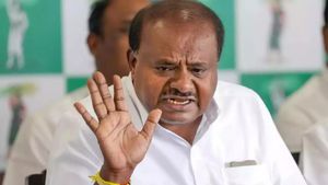 மத்திய அமைச்சர் குமாரசாமிக்கு காங்கிரஸ் குடைச்சல்! குற்றப்பத்திரிகை தாக்கல் செய்ய அனுமதி கோருகிறது! 