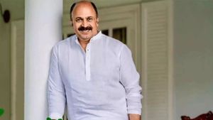 நீண்ட நகங்கள் கொண்ட பெண்ணை எனக்கு பிடிக்கும்! நடிகையிடம் அத்துமீறிய மலையாள நடிகர் சித்திக் ராஜினாமா 