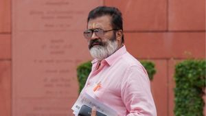 REEL ஹீரோ REAL வில்லன்ஸ்..பாலியல் புகாரால் அலறும் ‘அம்மா’! சினிமாவை அழிக்க முயற்சி..சீறிய சுரேஷ்கோபி