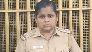 தலைக்கேறிய சபலம்.. பளபள நகை.. தம்பதிக்கு குறுக்கே திருமங்கலம் பெண் எஸ்.ஐ. போலீஸ்.. விழிக்கும் மதுரை