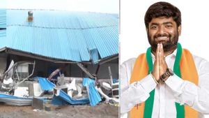 ஹைதராபாத் ஏரியில் ஆக்கிரமிப்பு.. பாஜக கவுன்சிலரின் தொழிற்சாலை உள்பட பல கட்டிடங்கள் இடிப்பு 
