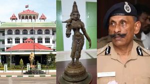 சிலை கடத்தல் வழக்கு! பொன் மாணிக்கவேலுக்கு நிபந்தனை முன்ஜாமீன்! சென்னை ஹைகோர்ட் மதுரை கிளை தீர்ப்பு 