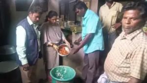 ஆசை ஆசையாக.. காரைக்குடி மீனாட்சி வைத்த இட்லி 