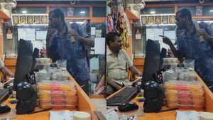 போலீசாவது *****வது.. தீபாவளிக்கு 5 ஆயிரம் தரணும்..நா கூசும் வார்த்தைகளால் வியாபாரியை மிரட்டிய ரவுடி 