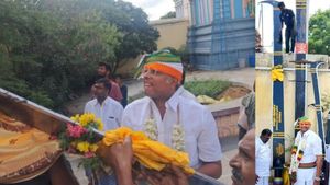 20 அடி உயர பிரமாண்ட அரிவாளுடன் வந்த கார்த்தி சிதம்பரம்.. மாரநாடு கருப்பணசாமிக்கு நேர்த்திக்கடன்!