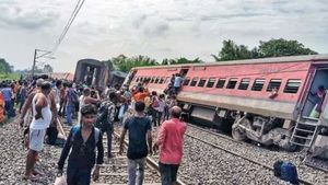 அதிகாலையில் தடம்புரண்ட சபர்மதி எக்ஸ்பிரஸ்! உத்தரப் பிரதேசத்தில் ஷாக்.. நல்வாய்ப்பாக தப்பிய பயணிகள் 
