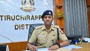இதான் என் குடும்பம்..ஆபாச ஃபேக் ஐடிக்களை கண்டு பயமில்லை! ஆனால் விடமாட்டேன்..வருண்குமார் IPS வார்னிங் 