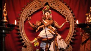சிதம்பரம் நடராஜர் கோயிலில் கனகசபை மீது ஏறி தரிசனம் செய்ய கட்டணம்! தீட்சிதர்கள் மீது பக்தர் புகார் 