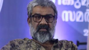 நிர்வாண புகைப்படம்.. பாலியல் துன்புறுத்தல்.. இயக்குநர் ரஞ்சித் மீது நடிகர் புகார் 