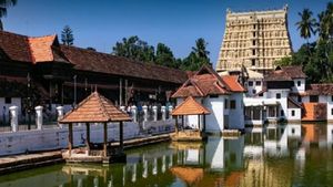 திருவனந்தபுரம் பத்மநாப சுவாமி கோயிலில் நமஸ்காரம் செய்ய ஒருவரை தவிர வேறு யாருக்கும் அனுமதி இல்லை! 