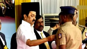 ஜனாதிபதி + முதல்வர் பதக்கம்..  போலீஸ் - தீயணைப்பு வீரர்களுக்கு வழங்கி கவுரவித்த ஸ்டாலின் 