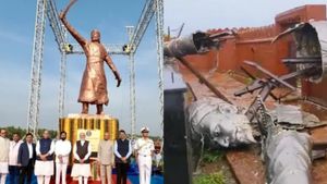  திடீர் பரபரப்பு.. பிரதமர் மோடி திறந்து வைத்த 35 அடி உயர சத்ரபதி சிவாஜி சிலை உடைந்தது! என்ன நடந்தது?