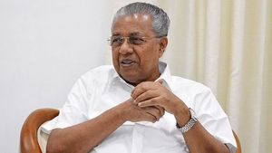 மலையாள கரையோரம்.. மலைக்க வைத்த பாலியல் புகார்! பினராயி விஜயனுக்கு சிக்கல்.. உதவி எண்கள் அறிவிப்பு..!