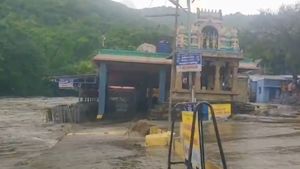  திருப்பூர் திருமூர்த்தி மலையில் கடும் வெள்ளப்பெருக்கு.. கோயிலை முற்றிலும் சூழ்ந்த வெள்ள நீர்.. வீடியோ 