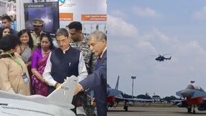  வானில் வர்ணஜாலம் காட்டிய வீரர்கள்..நடுவானில் சாகசம் செய்த சுக்கோய்! புல்லரித்து நின்ற பார்வையாளர்கள்