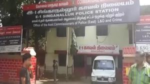  கோவை சிங்காநல்லூர் சப்-இன்ஸ்பெக்டர், ஏட்டு அதிரடியாக சஸ்பெண்ட்.. விசாரித்தால் மிகப்பெரிய வில்லங்கம் 