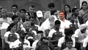  அற்பத்தனம்.. எப்பதான் திருந்துவீங்க? ராகுல் பின் வரிசையில் அமரவைக்கப்பட்டதால் காங்கிரஸ் கொதிப்பு!