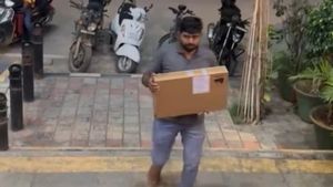 ஆன்லைனில் ஆர்டர் செய்த லேப்டாப்! 13 நிமிஷத்தில் கைக்கு வந்த ஆச்சரியம்! மிரண்டு போன பெங்களூர் கஸ்டமர் 