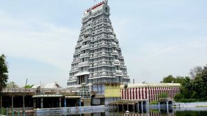 21 பெண்களா.. மதுரை அறநிலையத்துறை அதிகாரியை ஆடிப்போக வைத்த புகார்.. முன்னாள் செயல் அலுவலர் கைது 