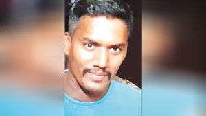  வெறும் 28 வயது தான்.. தூத்துக்குடி அருகே நடுரோட்டில் சுருண்டு விழுந்த காவலர்..  கர்ப்பிணி மனைவி கதறல் 