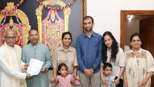 திருமலை திருப்பதி கோயிலுக்கு ரூ.21 கோடி நன்கொடை .. கோடிகளை கொட்டிக் கொடுத்த தொழில் அதிபர்