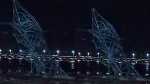 சடசடவென கேட்ட சத்தம்.. திருச்சி கொள்ளிடம் ஆற்றில் விழுந்து மூழ்கிய மின்கோபுரம்.. என்ன நடந்தது? 