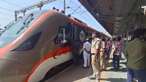 காட்பாடியின் கனவு சார்.. வேலூருக்கு வந்த வாழ்வு.. 100 கிமீ வேக வந்தே மெட்ரோ ரயிலில் இவ்வளவு வசதிகளா?