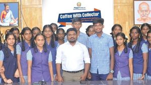 விருதுநகர் மாவட்ட  கலெக்டர் ஜெயசீலனின் வாழ்க்கையை மாற்றிய 'ஜூலியா மிஸ்'.. இதயத்தை நெகிழ வைத்த பதிவு 