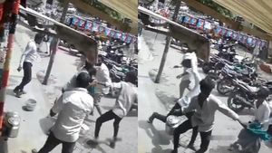  மண்டைக்கேறிய மதுபோதை..வருவோர் போவோரையெல்லாம் தாக்கிய இளைஞர்கள்! பதற வைக்கும் சிசிடிவி காட்சிகள்..!