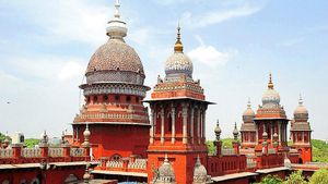 கலெக்டராக இருக்க தகுதியற்றவர்.. நேரில் ஆஜராக வேண்டியிருக்கும்! தஞ்சாவூர் ஆட்சியருக்கு ஹைகோர்ட் கெடு 