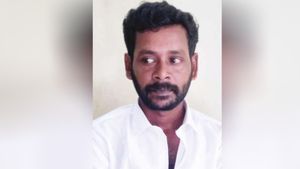 பட்டா பெயர் மாற்றம்.. ஆன்லைனில் மாறினாலும் ஆப்லைனில் மாறாத காட்சி.. அசிங்கமாக சிக்கிய அரசு ஊழியர் 