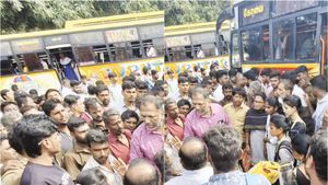 பொள்ளாச்சி டூ கோவை.. என்னை தாண்டி போயிடுவியா நீ..  மொத்த பஸ் ஸ்டாண்டையும் ஆடிப்போக வைத்த இளம் பெண் 