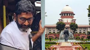  சென்னை ஜெயில்ல படிக்க நிறைய புக் இருக்கு.. அங்கே மாத்துங்க.. சுப்ரீம் கோர்ட்டில் சவுக்கு சங்கர் மனு!