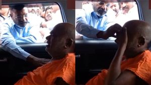 கண்ணீரை துடைத்த திருமாவளவன்.. காருக்குள் காவி உடையில் கதறி அழுதது யாரு பாருங்க.. வேலூரில் உருக்கம்