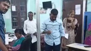 அசையவே இல்லை.. ரெயிடின்போது பின்னாடி 