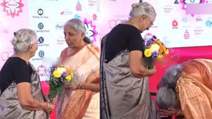 பெண்ணின் காலில் விழுந்த நிர்மலா சீதாராமன்.. மேடையிலேயே நடந்த சம்பவம்.. யார் இந்த சபீதா? 