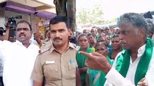 கோவையில் போலி தகவல் பரப்பிய சார் பதிவாளர்.. லெஃப்ட் அண்டு ரைட் வாங்கிய விவசாயிகள்.. வைரல் வீடியோ 