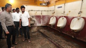 ’முதல்வன்’ எஃபெக்ட்..மதுரையில் கண்சிவந்த அமைச்சர் உதயநிதி! தூக்கியடிக்கப்பட்ட அதிகாரிகள்..என்னாச்சு? 