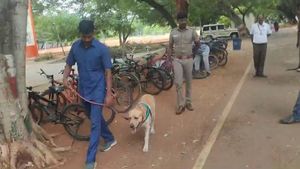  மதுரையில் 8 பள்ளிகளுக்கு வெடிகுண்டு மிரட்டல்.. அலறிய மாணவர்கள் பெற்றோர்கள்.. கடைசியில் புரளியாமே!