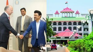 முதல்வர் முதலீடுகளை ஈர்க்கிறார்.. அதிகாரிகள் ரிட்டர்ன் பண்ணி விட்டுறாங்க! யார் சொன்னது தெரியுமா?