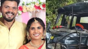 அன்று நிலச்சரிவில் குடும்பம்.. இன்று விபத்தில் காதலன்.. கேரள பெண்ணுக்கு அடுத்தடுத்த துயரம் 