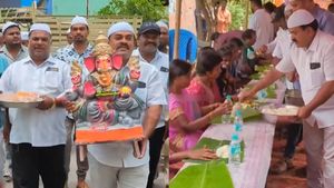 விநாயகருடன் வந்து.. விருந்து வைத்து அசத்திய இஸ்லாமியர்கள்! பூரித்துப்போன கிருஷ்ணகிரி!