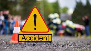 திருச்சி - சென்னை ஹைவேயில்.. ஆம்னி பஸ், அரசு பஸ் அடுத்தடுத்து மோதி விபத்து.. பயணிகள் பலர் காயம் 